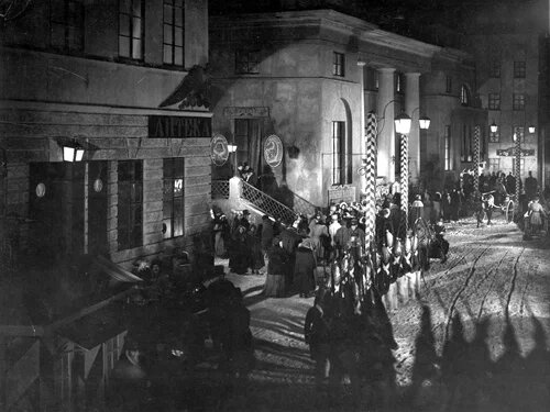 Кадр из кинокартины "Шинель" Режиссёры Григорий Козинцев и Леонид Трауберг.