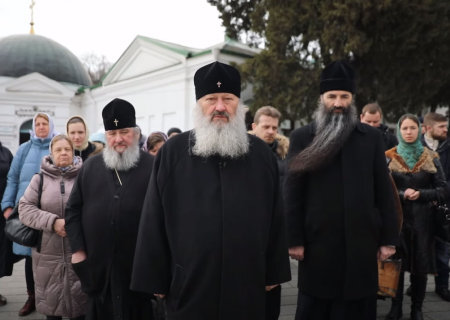    Более 200 монахов во главе с митрополитом Павлом отказались выселяться из Киево-Печерской лавры даже под угрозой расстрела
