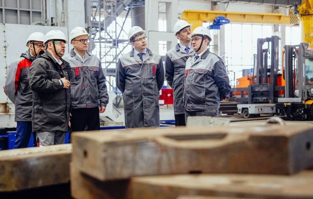    Управляющий директор завода "ОМК Трубодеталь" Кирилл Корнилов (второй слева), губернатор Челябинской области Алексей Текслер (третий слева) и первый замминистра промышленности, новых технологий и природных ресурсов Челябинской области Михаил Кнауб (четвертый слева)  Пресс-служба ОМК