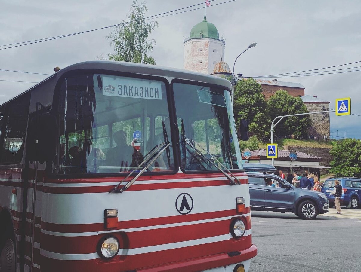 А еще старые автобусы тоже придают особую атмосферу. Но не средневековья, а Советского Союза