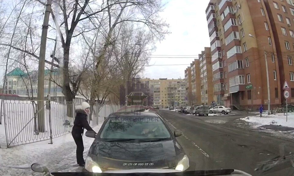     Нарушительница устроила скандал водителю встречной машины. Фото: стоп-кадр видео ЧП Красноярск