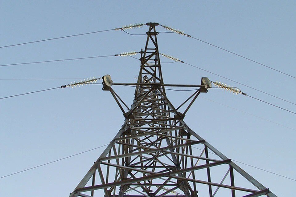     Вышки ЛЭП являются источником повышенной опасности, к ним даже приближаться не стоит.