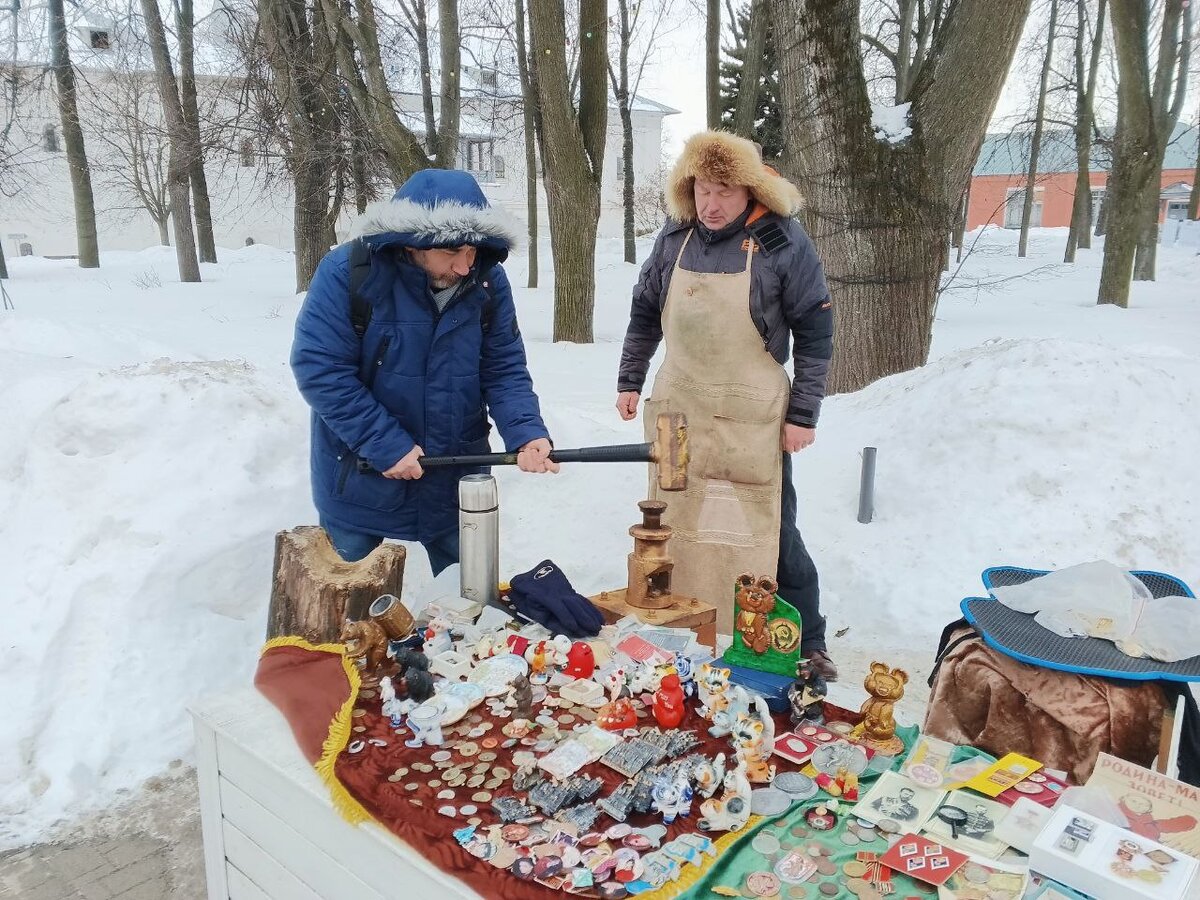 Кувалда весит ни много ни мало – двенадцать килограммов. 