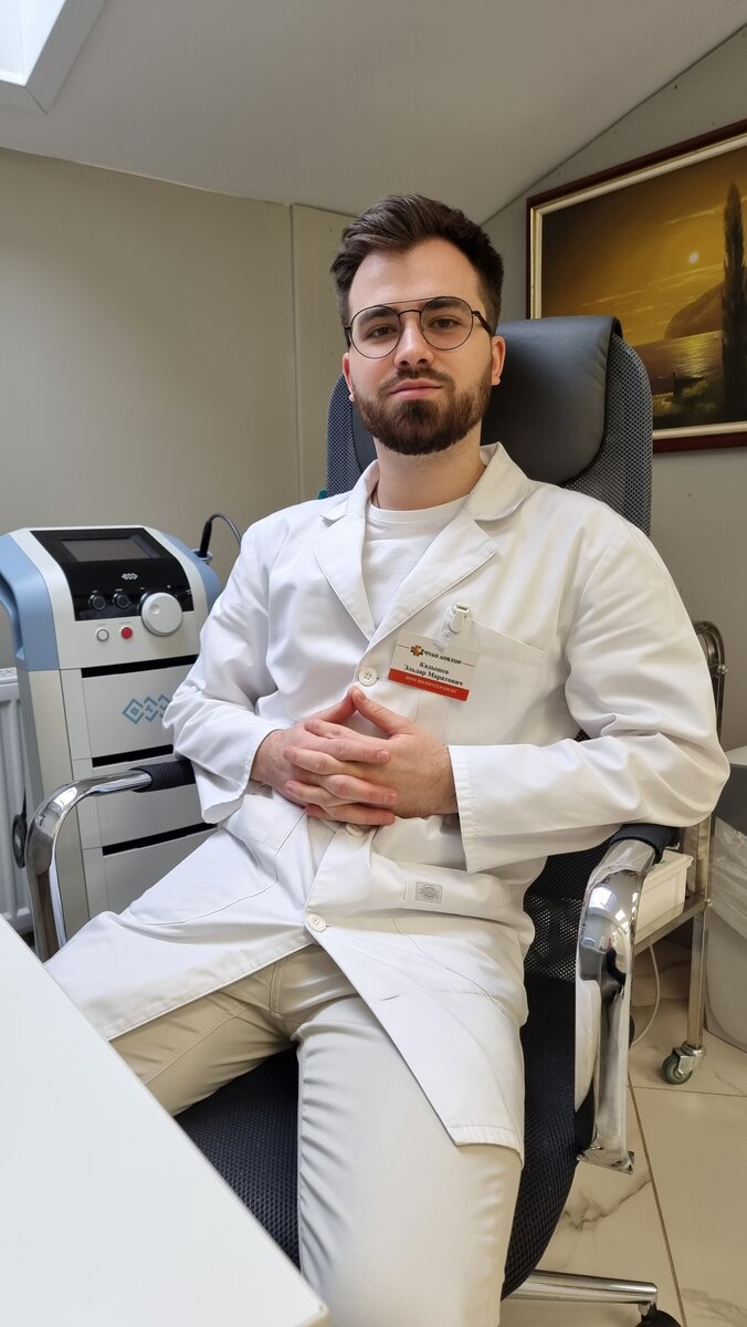 Эльдар Маратович за столом, рядом аппарат BTL-6000 HIL 12W