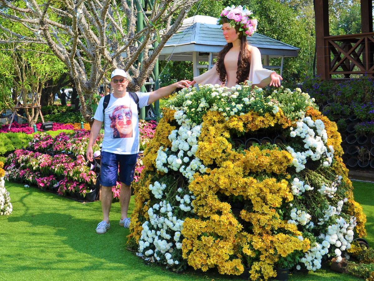 Цветник в виде платья в парке Чианг Рая. Фото автора.