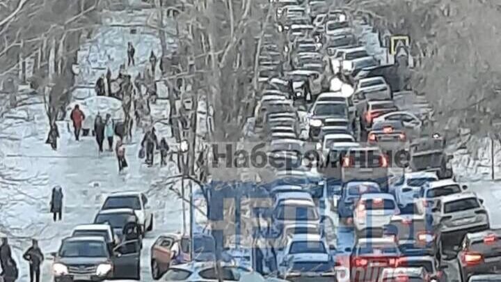     В Набережных Челнах родители за рулем автомобилей часами стоят в пробках, когда отвозят детей в школу. Первыми на это внимание обратили проживающие у гимназии №77 на Шишкинском бульваре. Соответствующая публикация появилась в городском сообществе «Челны Online».