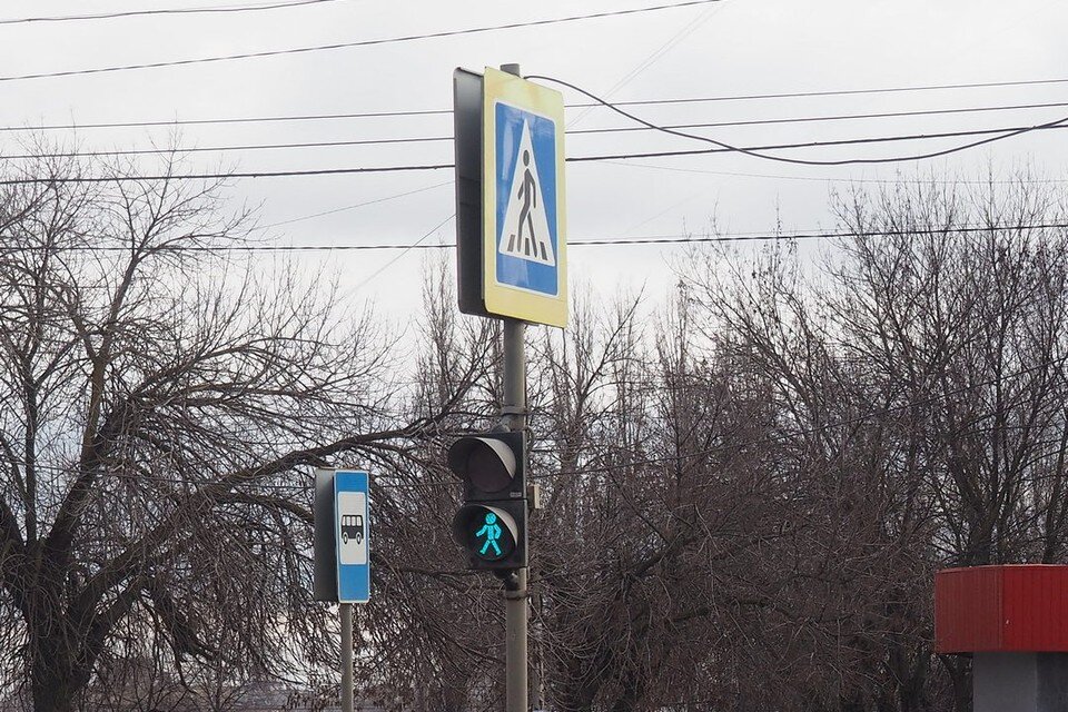     В Липецке на улице Механизаторов пожарные потушили горящий светофор Алина ПАЛАГИНА