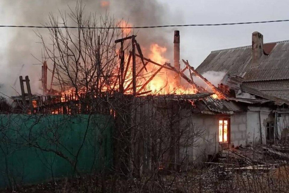     В Задонске сгорели частный дом на площади в 28 квадратов и сарай в 20 квадратов  Пресс-служба ГУ МЧС Липецкой области.