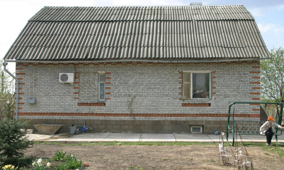 Левое окно - это санузел. Мы ж делали 2 стены ванной на первом этаже перегородками из гипсокартона. В другом месте он никак не вписывался. Поэтому второе окно комнаты пришлось частично заложить.