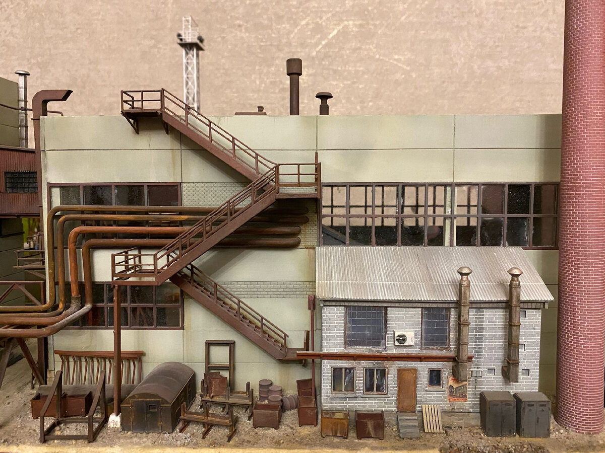 Здание, в котором производятся "сварочные работы", вид с обратной стороны