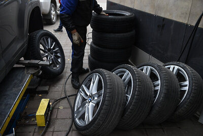    Шиномонтаж в автосервисе ©Николай Корешков РИАМО