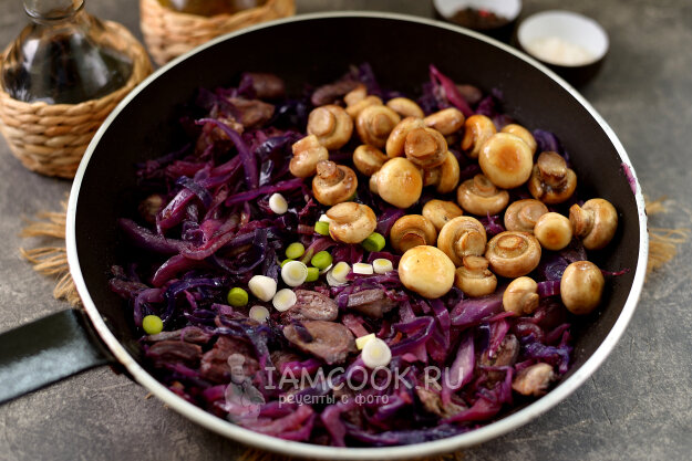 Тушёная капуста с куриными сердечками