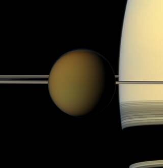 Титан на фоне Сатурна, снимок аппарата НАСА "Кассини"