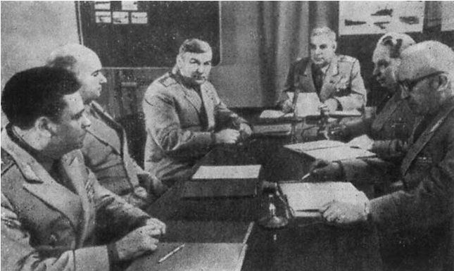 Военный совет РВСН (слева направо): генерал-лейтенант А.Г.Карась, генерал-лейтенанты авиации П.Б.Данкевич и И.А.Лавренов, Маршал Советского Союза Н.И.Крылов, генерал-лейтенанты инженерно-технической службы Н.Ф.Червяков и А.В.Геловани. 1965 год. Источник фото - https://statehistory.ru/books/Dragan-I--G-_Nikolay-Krylov/51
