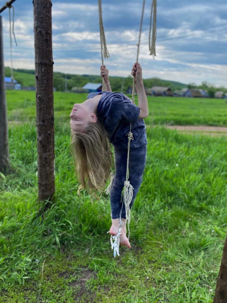 Любовь не обвенчала ваш союз,
ни лёд закалки и ни пламя ковки.
Так что хранило неразрывность уз?
Слепая страсть. А хуже нет верёвки!

Ваш нежный друг предательски исчез —
вас как водой облило неживою…
Без вкуса к жизни человека без
с оборванной стоите бечевою…

Простите, как в сердцах прощают моль,
хоть сердце для прощенья не остыло
и бьёт за край физическая боль.
Простите и себя за всё, что было.

Придумайте занятие для рук
и как свободой вволю надышаться:
верёвку можно кинуть через сук,
а можно свить качели и качаться.