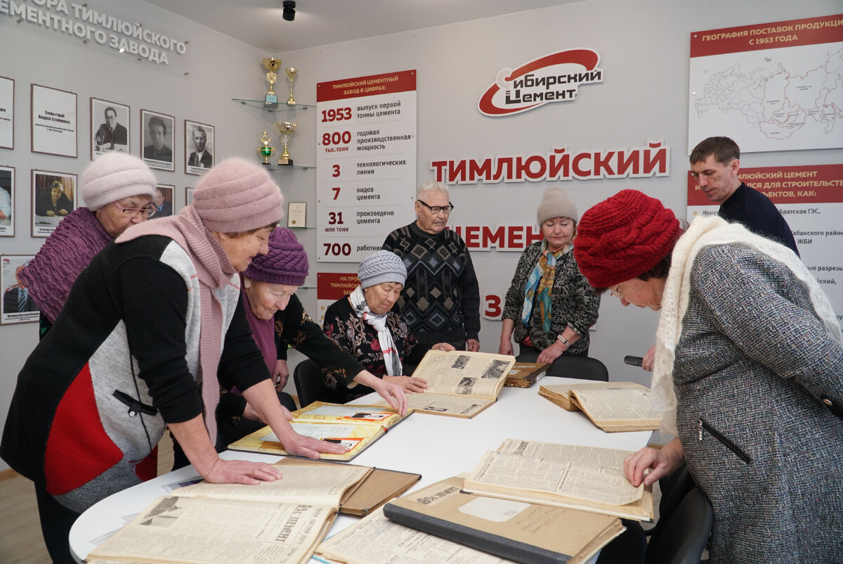 Первыми посетителями музея стали ветераны предприятия.