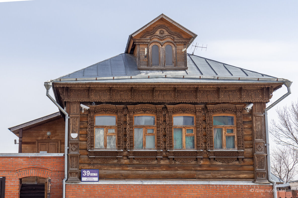 Дом богато украшен резьбой. На главную улицу выходят четыре окна