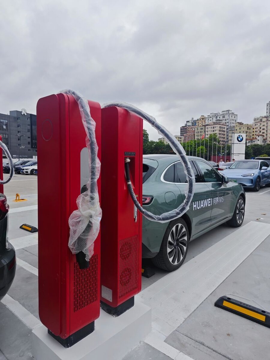    HUAWEI разработала альтернативу зарядным станциям Tesla на 600 кВт