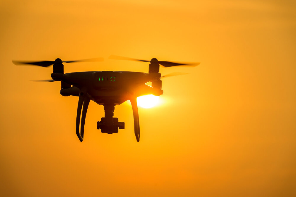 <a href="https://ru.freepik.com/free-photo/silhouette-drone-with-camera-flying-at-sunset_13181278.htm#page=10&query=%D0%91%D0%B5%D1%81%D0%BF%D0%B8%D0%BB%D0%BE%D1%82%D0%BD%D1%8B%D0%B9%20%D1%81%D0%B0%D0%BC%D0%BE%D0%BB%D0%B5%D1%82&position=26&from_view=search&track=ais">Изображение от tawatchai07</a> на Freepik