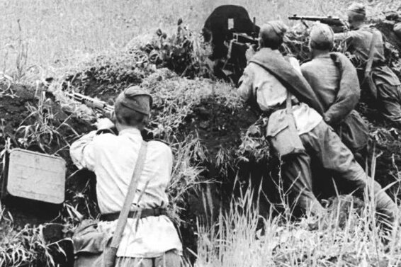 Советские солдаты в окопах.