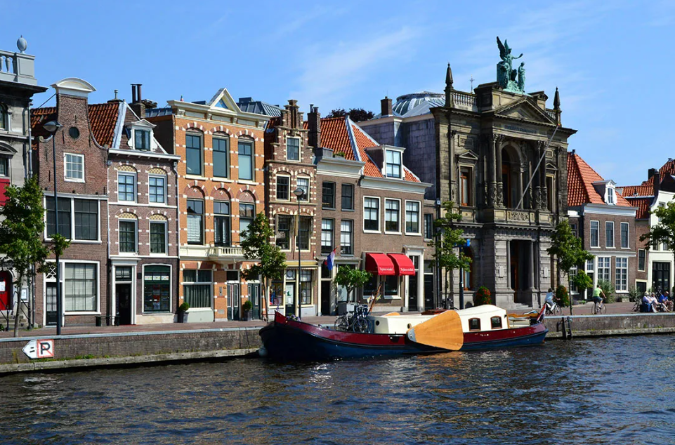 Набережная и здание Весовой