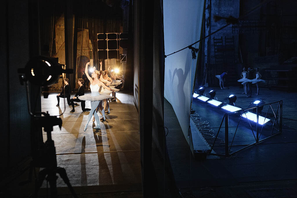 закулисье театра. балерины закулисье. закулисье тусовчик. закулисами. балерины за кулисами.