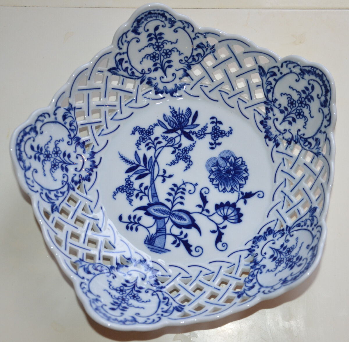 Изумительная пятигранная ажурная (prolamovaná - чешский) чаша - Завод Дуби, декор цибуляк.