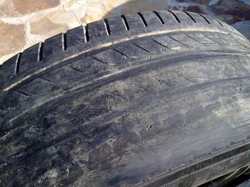 Износ резины сбоку. Износ шин сбоку. Изношенные шины. Износ автомобильной шины. Виды неравномерного износа резины.