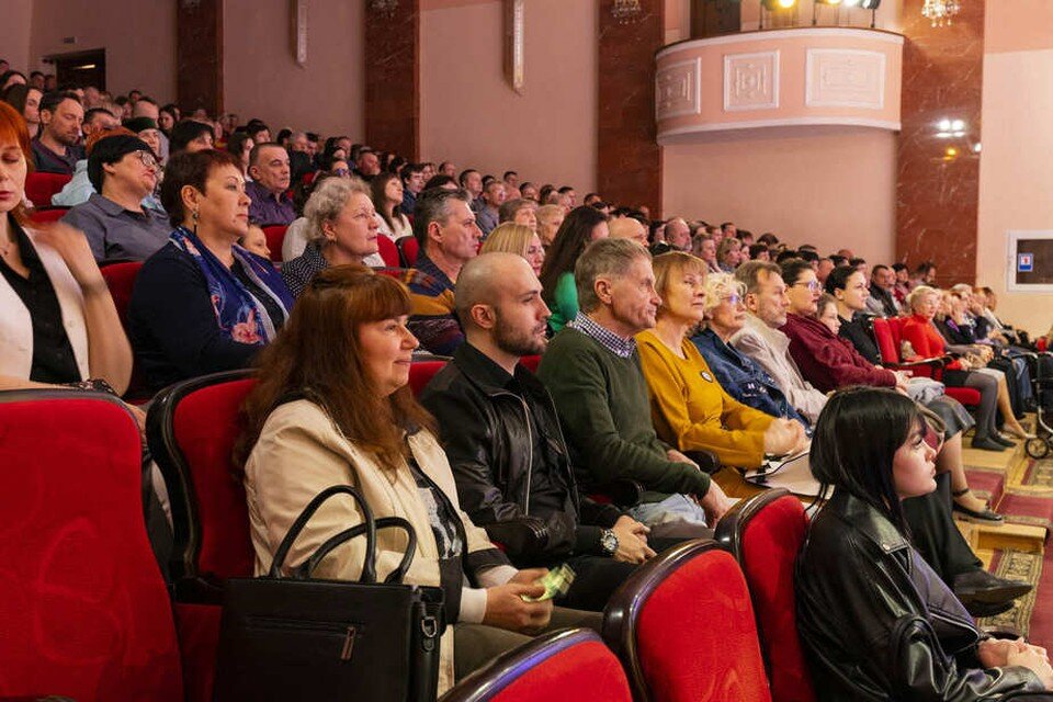     Несмотря на сложное время зал в филармонии был полон зрителей. Фото: «Луганьмедиа»