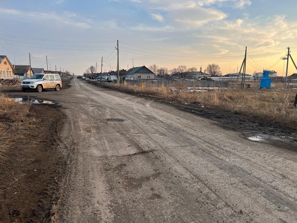 Не разъехаться с велосипедистом на полупустой просёлочной дороге - это еще постараться надо! На снимке - место ДТП. Фото: пресс-служба ГИБДД по Челябинской области. 