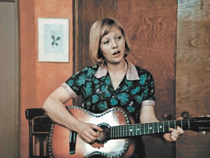 Кадр  со Светланой Крючковой из советской комедии