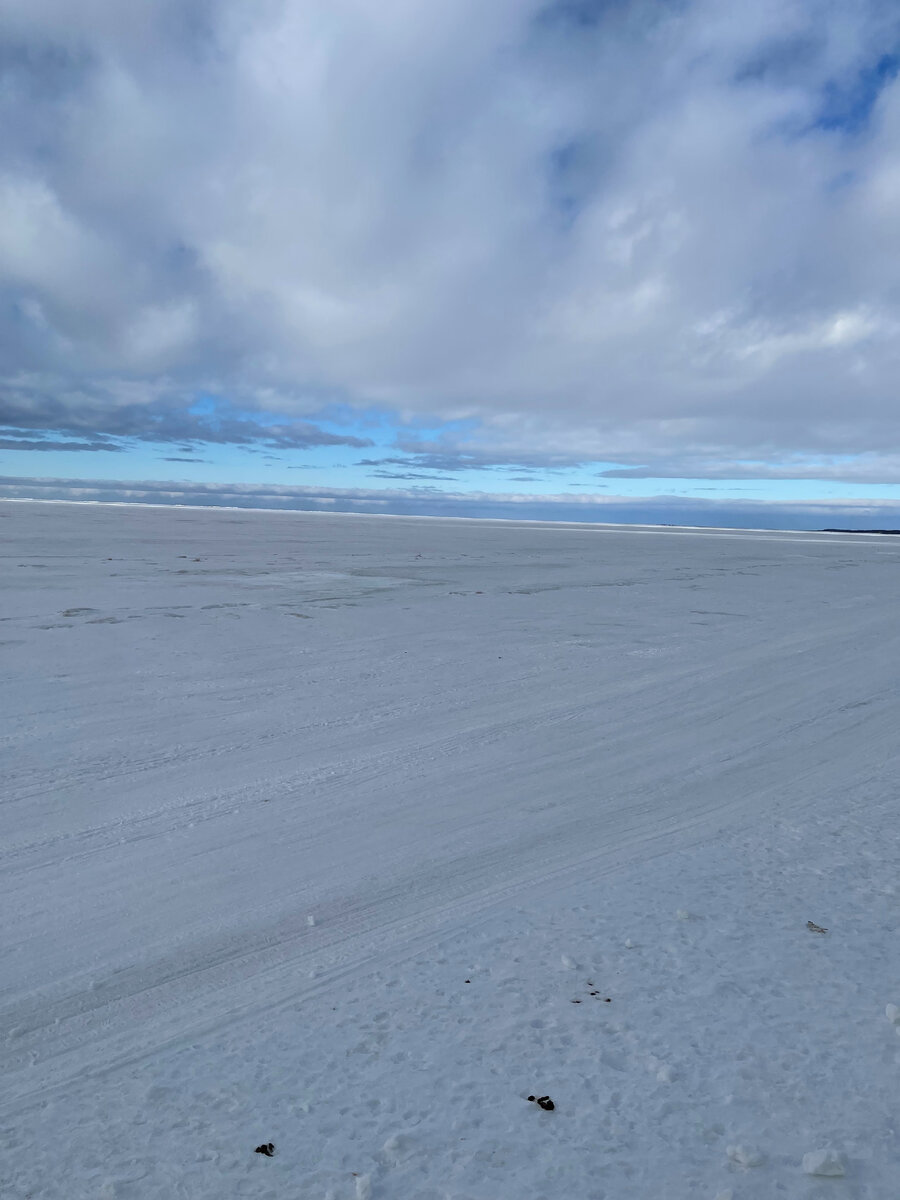 Белое море в марте, будний день, рыбаков очень мало...холодно.