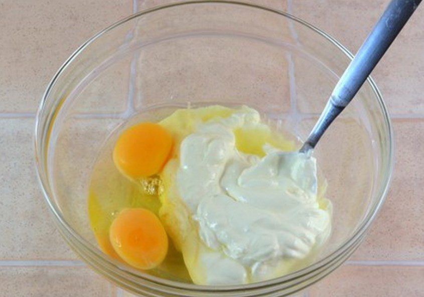 Смешать яйцо со сметаной. Взбиваем яйца со сметаной. Взбить яйца со сливками. Взбиваем яйца с сахаром и сливками.
