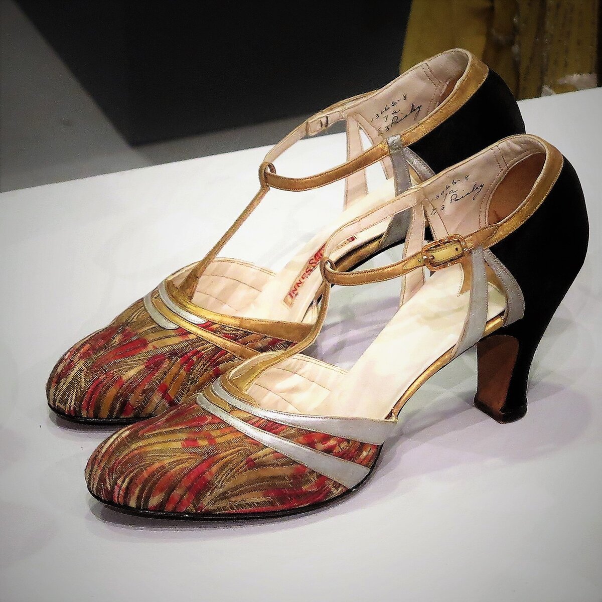 1. Обувь 1920х с выставки "Облаченная в роскошь. Женщина ар-деко". Фотографии авторские.