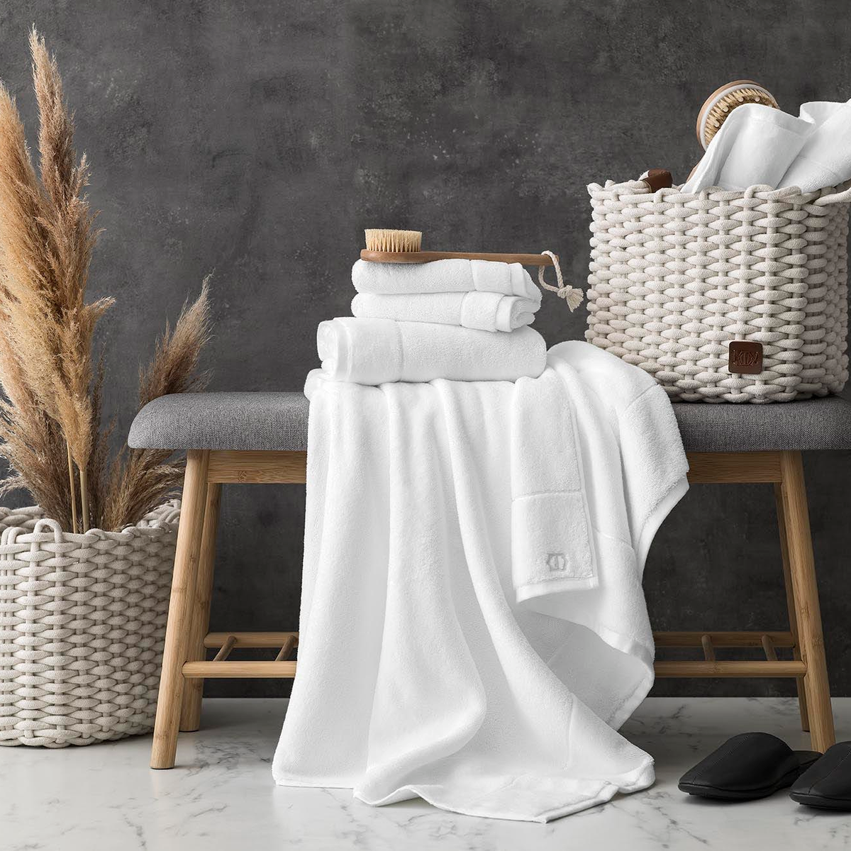 Махровое полотенце «Милинас» из 100%-го хлопка идеально для ванной комнаты. Хлопковый текстиль экологичен, легко впитывает воду и быстро высыхает. В коллекции «Милинас» есть изделия нескольких размеров: для рук, для лица, для тела. Поклонники бани и сауны найдут здесь большие полотенца, чтобы с комфортом наслаждаться любимым досугом