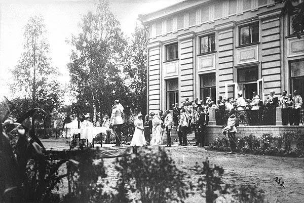 Император Николай II и вдовствующая императрица Мария Федоровна с придворными в Гатчине у здания Офицерского собрания Кирасирского полка (ул. Жемчужина, 1). Фото 1900 г.