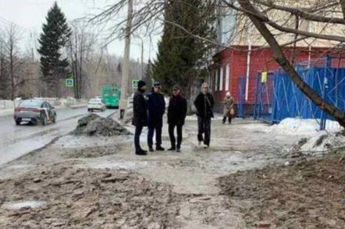    В Новосибирске подрядчика наказали за превратившийся в болото тротуар