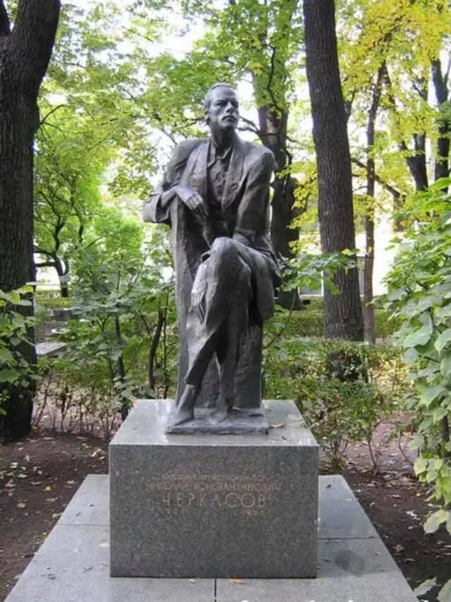 Аникушин памятник черкасову. Памятник п. Памятник черкасову в некрополе мастеров искусств александро-невской. Н. Черкасову город володарск.