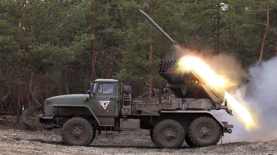     Боевая работа реактивной системы залпового огня (РСЗО) "Град" Западного военного округа в зоне проведения специальной военной операции. Фото: Пресс-служба Минобороны РФ/ТАСС