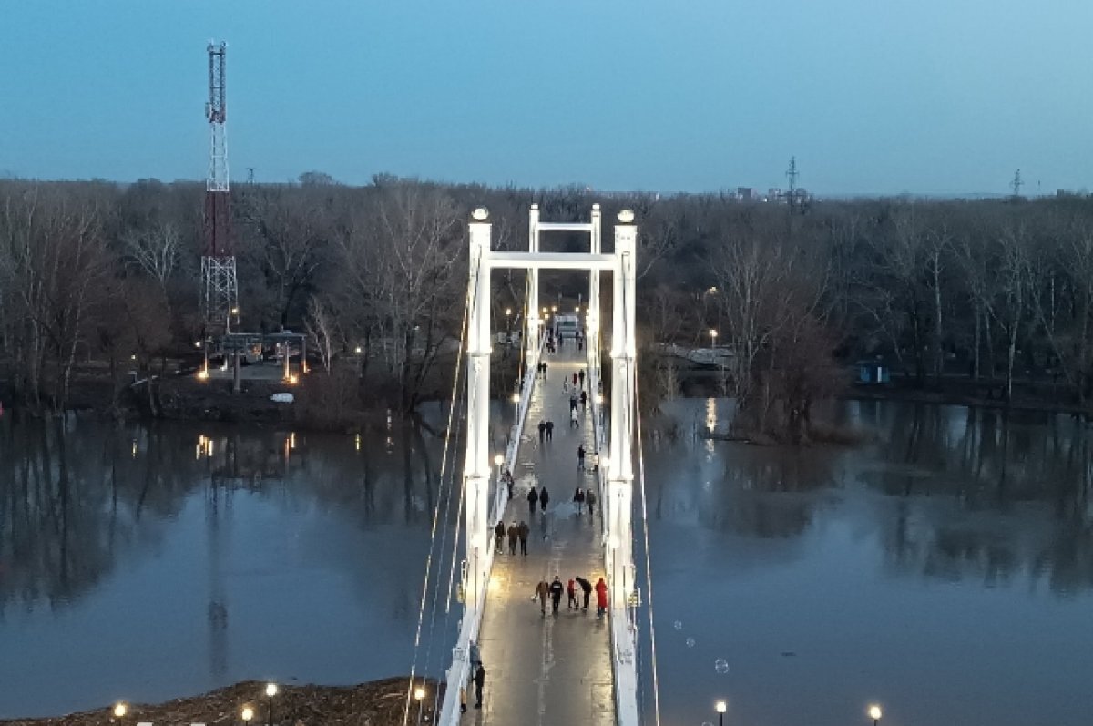    Вода подошла почти вплотную к набережной