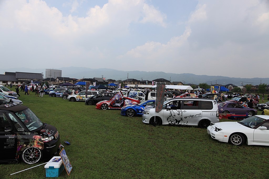    Встречи поклонников иташа собирают поклонников аниме и манги всех мастей.Fujitaka Daidoji, Wikipedia. CC2.0