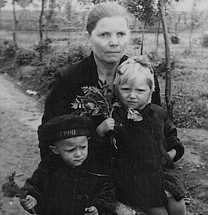 Мама, я и племянник Витя, с которым мы были ровесниками