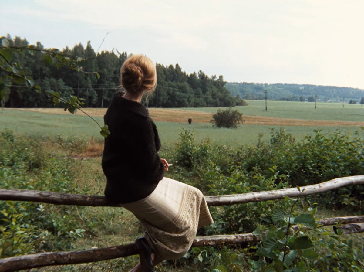 Маргарита Терехова (мать Алексея). Кадр из кинофильма "Зеркало", 1974 г., режиссер Андрей Тарковский, сценаристы Александр Мишарин, Андрей Тарковский, композитор Эдуард Артемьев (скриншот)