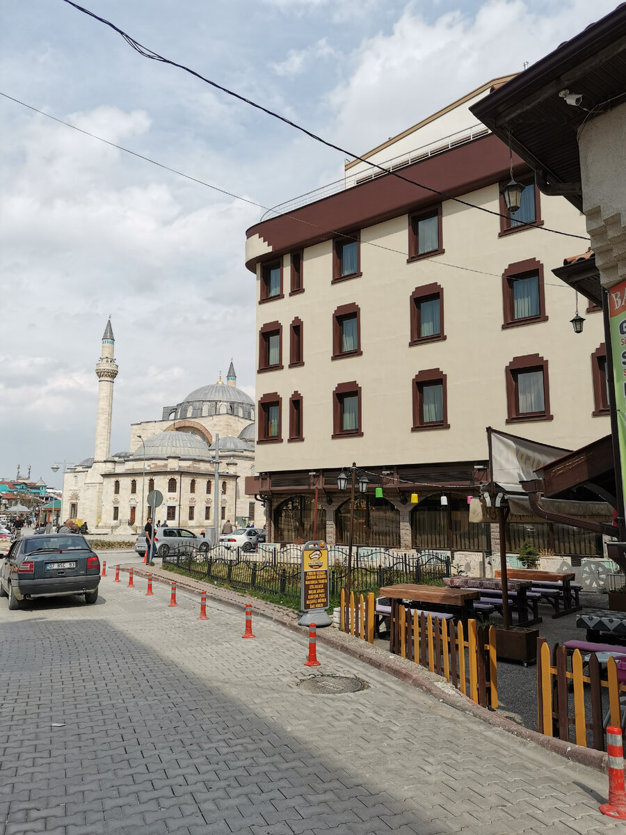 Вид на отель с торца.