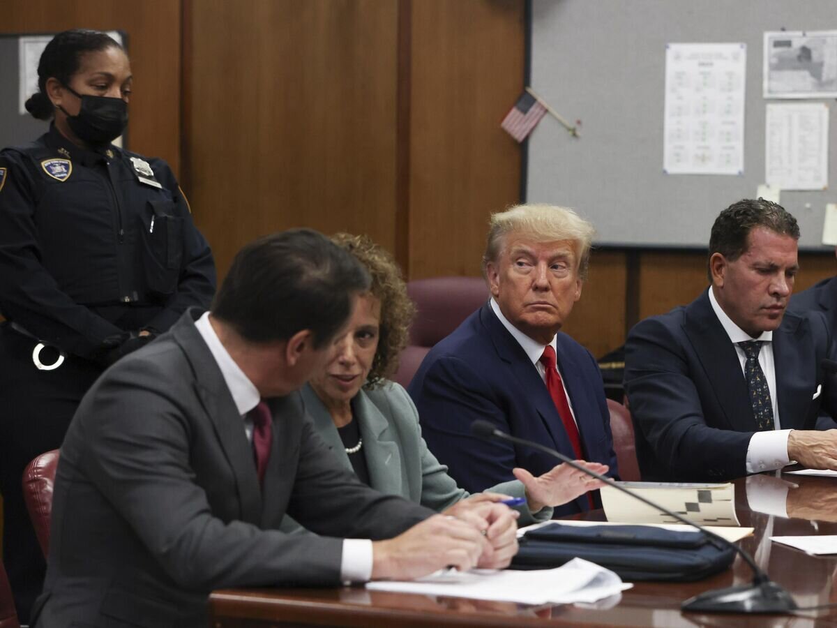    Бывший президент США Дональд Трамп на заседании Манхэттенского уголовного суда в Нью-Йорке© AP Photo / Andrew Kelly