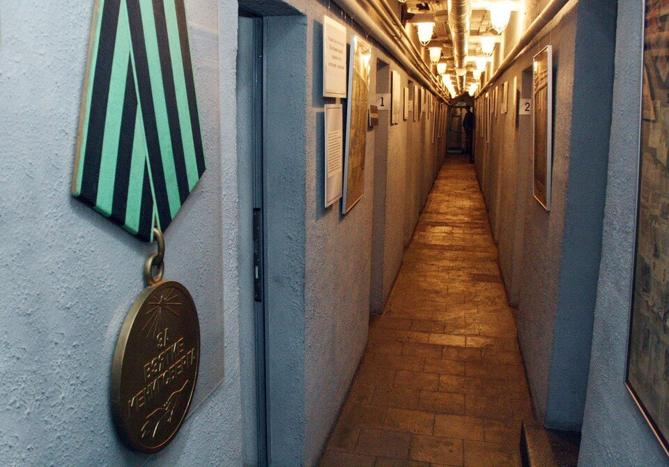    Узкий коридор и 21 помещение с двух сторон – такова конструкция бункера. Платон ЕГОРОВ