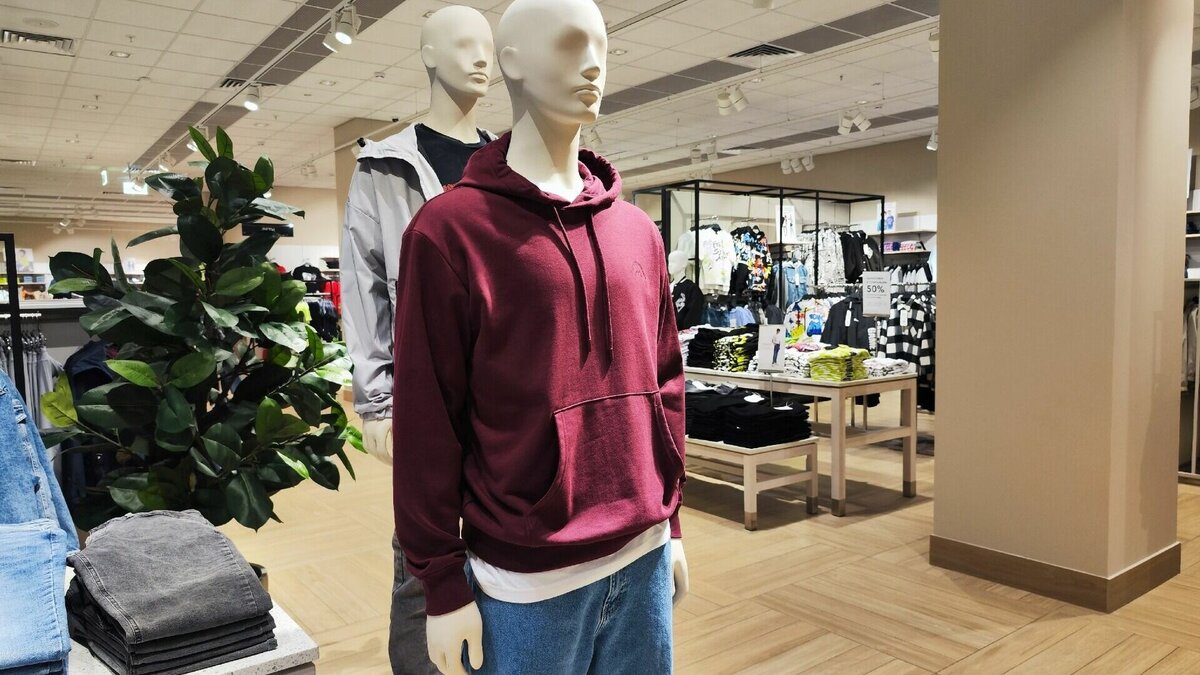     Бывшие магазины Zara в Нижнем Новгороде, как и по всей России, начнут работать под новыми наименованиями. У торговых точек появились другие управленцы. Об этом сообщает РИА Новости.