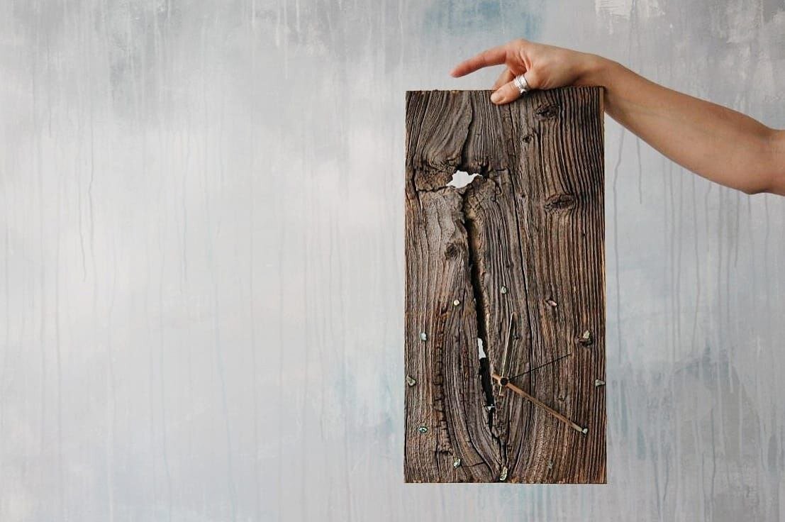 Часы из амбарной доски