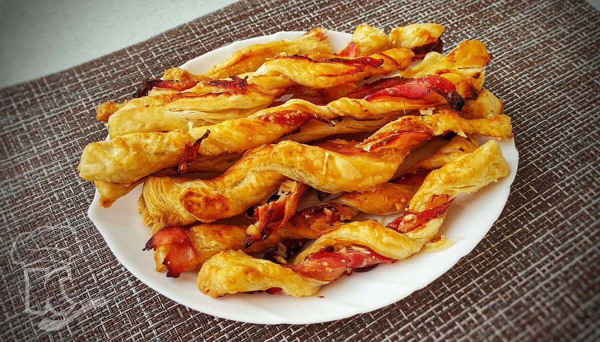 Крученые палочки из слоеного теста