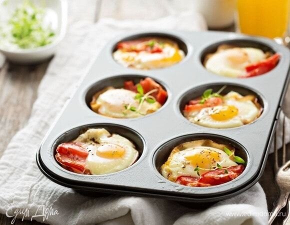 Начинать утро с завтрака — хорошая традиция. Вкусная сбалансированная еда наполняет организм пользой и задает правильный настрой на весь предстоящий день. Идеальный утренний прием пищи должен включать белки, жиры и углеводы. При этом слишком жирный, сладкий или плотный завтрак может вызвать обратную реакцию — вместо заряда энергии получим тяжесть в животе, плохое настроение и чувство усталости. Важно не переедать по утрам, оставлять часть еды для перекуса через пару часов. И, как бы это ни было сложно в режиме постоянной спешки, все-таки пытаться сбалансировать питание. О том, какие продукты стоит включить в рацион и что приготовить из них на завтрак, читайте в нашей статье.